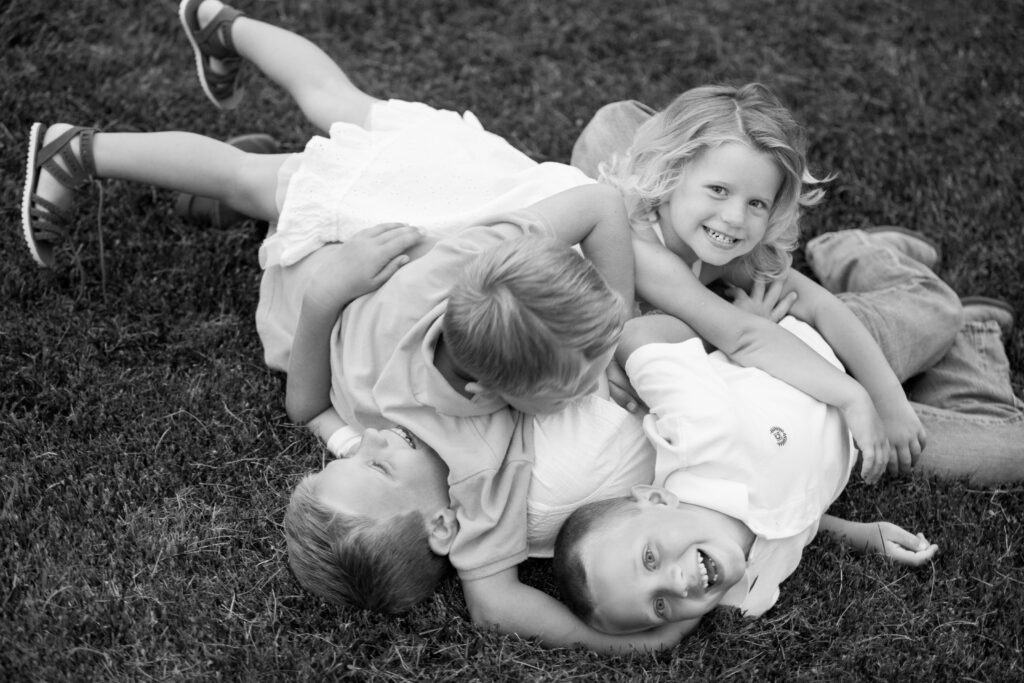 kids playing in the grass by Lake of the Ozarks photographer The Bennetts