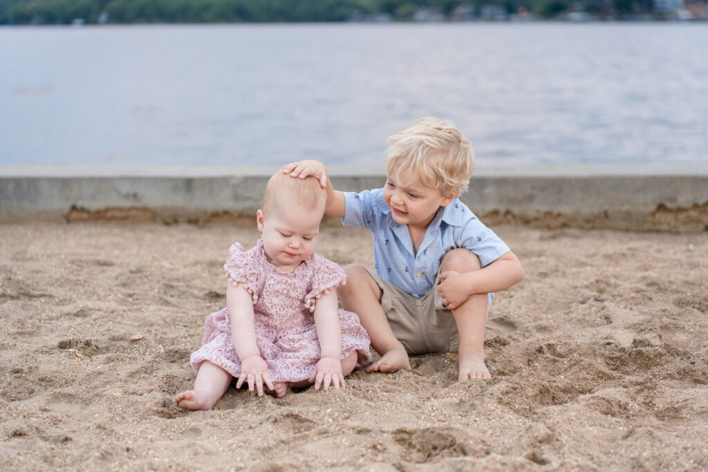 kids sitting in sand by Lake of the Ozarks photographer The Bennetts